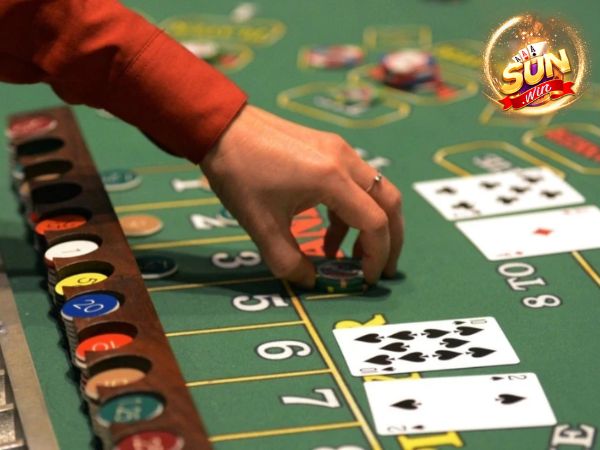 Bắt cầu Baccarat dựa vào tổng điểm các lá bài